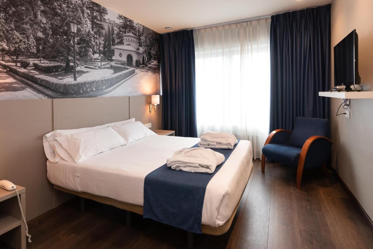 Aparthotel Campus Oviedo Bagian luar foto
