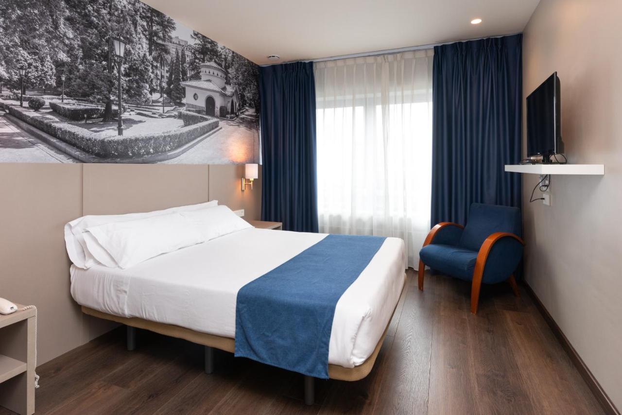 Aparthotel Campus Oviedo Bagian luar foto