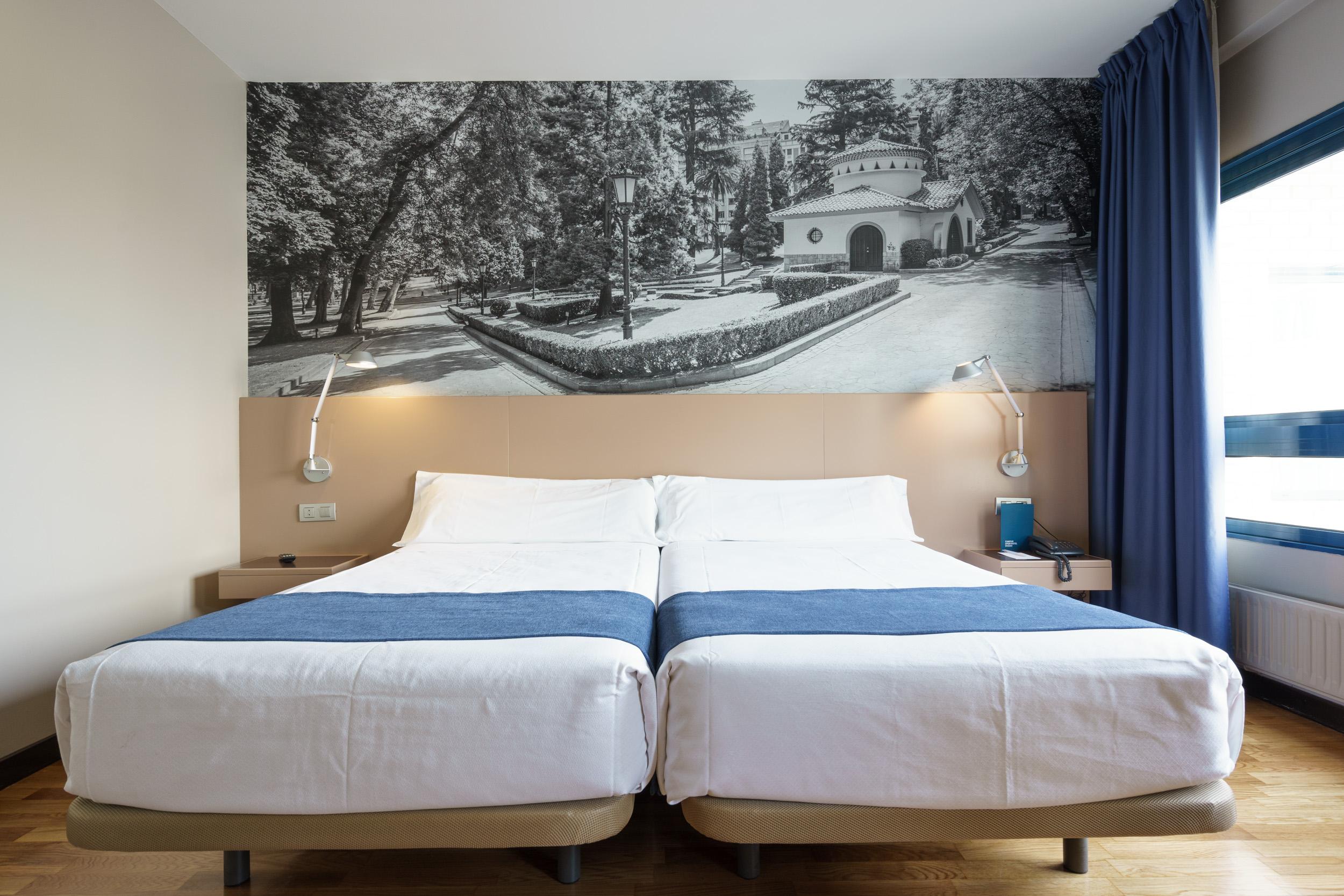 Aparthotel Campus Oviedo Bagian luar foto