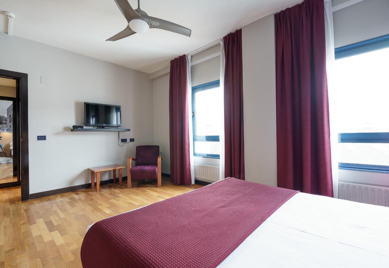 Aparthotel Campus Oviedo Bagian luar foto