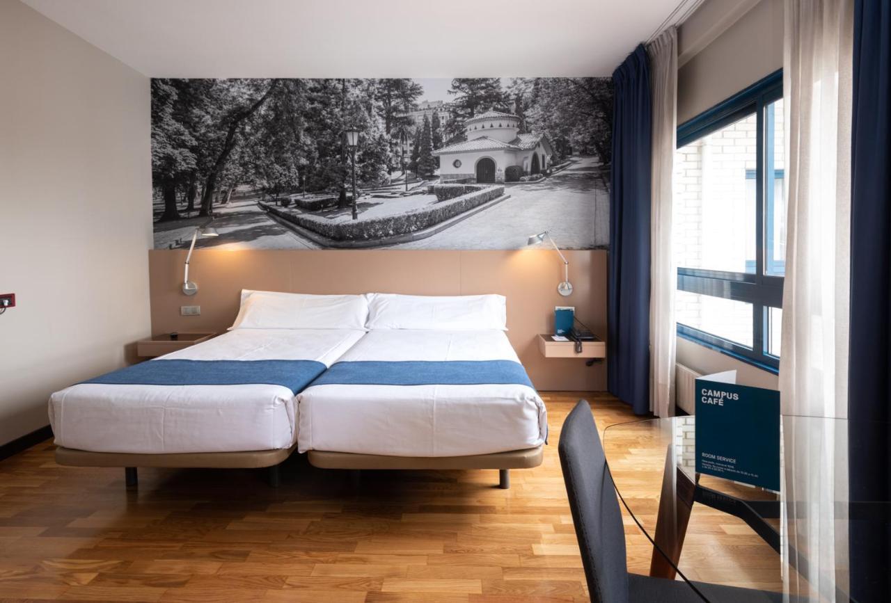 Aparthotel Campus Oviedo Bagian luar foto