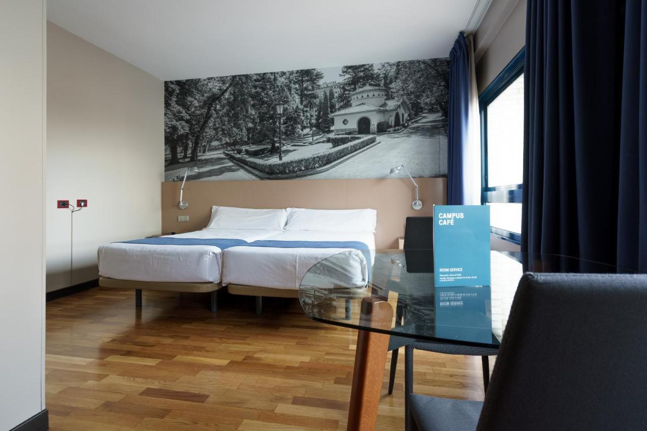 Aparthotel Campus Oviedo Bagian luar foto