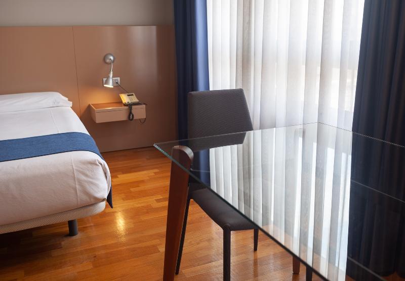 Aparthotel Campus Oviedo Bagian luar foto