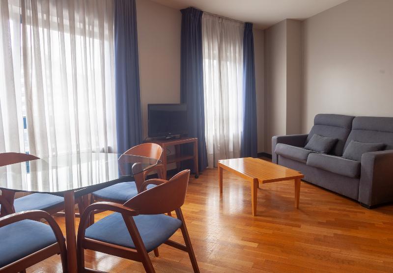Aparthotel Campus Oviedo Bagian luar foto