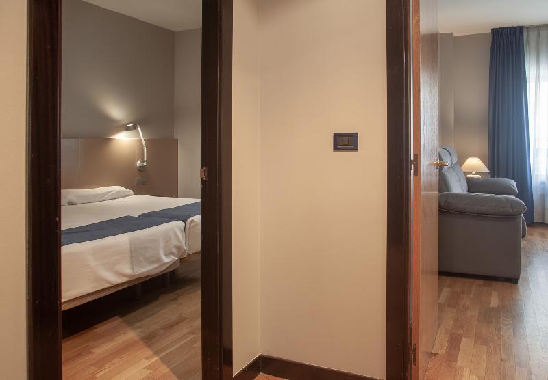 Aparthotel Campus Oviedo Bagian luar foto